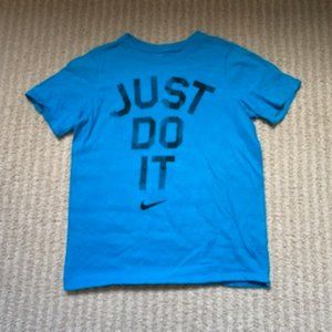 Boys NIKE Tshirt D24